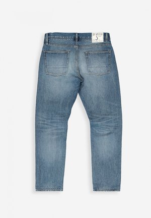 Blaue Jeans aus Denim mit Gesäßtaschen, Gürtelschlaufen und einem weißen Markenschild am Bund, flach auf einem weißen Hintergrund ausgelegt.