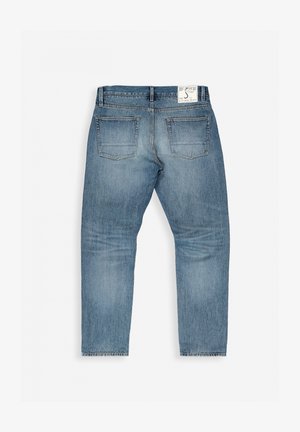 Blaue Jeans aus Denim mit Gesäßtaschen, Gürtelschlaufen und einem weißen Markenschild am Bund, flach auf einem weißen Hintergrund ausgelegt.
