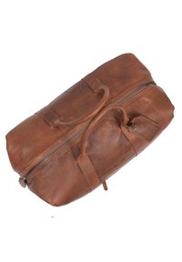Borsa da viaggio in pelle marrone con chiusura a zip, due manici e un'etichetta per bagagli. Presenta una texture liscia e una forma arrotondata.