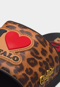 Παντόφλα με σχέδιο λεοπάρδαλης, κόκκινη καρδιά και έμβλημα με το λογότυπο "Buffalo" στο λουράκι.