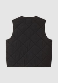 Chaleco negro acolchado con diseño sin mangas, que presenta un patrón de diamantes y un pequeño parche en la parte posterior. Textura suave y sin cierres.