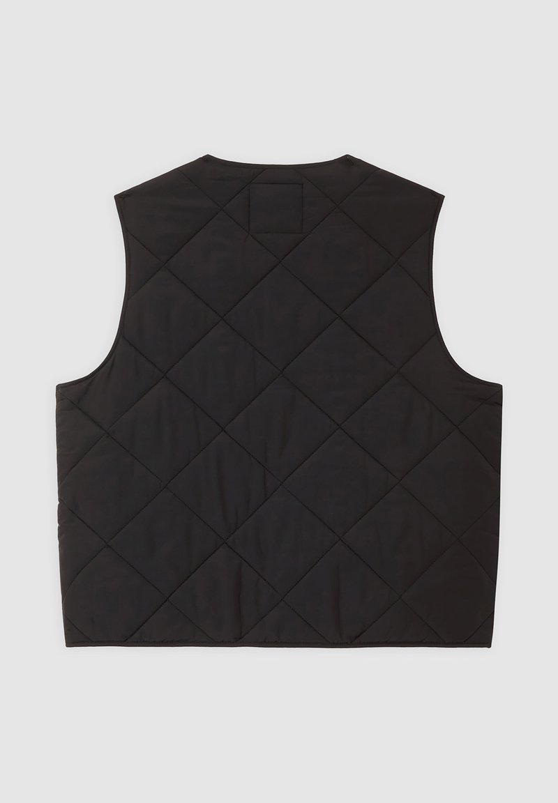 Sort kviltet vest med ærmeløst design, der har et diamantmønster og et lille mærke bagpå. Glat tekstur uden lukninger.