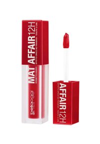 Rossetto liquido in un tubo trasparente con un cappuccio rosso. Dotato di un applicatore morbido e di una tonalità rossa intensa. Il testo sull'imballaggio include "Mat Affair 12H."