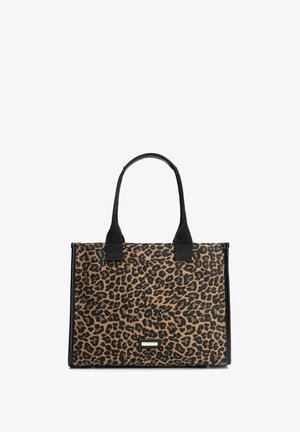 Prostokątna torba typu tote z brązowo-czarnym nadrukiem w panterkę, czarnymi uchwytami oraz małą prostokątną metką marki z przodu.