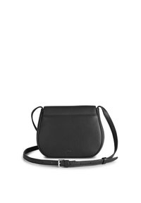 Svart läder crossbody-väska med rundad form, slät textur och minimalistisk klaffstängning. Justerbar rem med metalspänne.