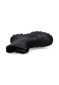 Schwarzer Lederstiefel mit rutschfester Sohle, im hautengen Knöcheldesign, Schnürung vorne und flachen Schnürsenkeln. Texturierte Oberfläche mit verstärkten Akzenten.