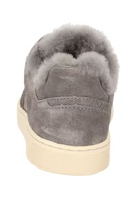 Graue Wildledersneaker mit weicher grauer Fellfütterung, abgerundetem Rückenteil und hellcremiger Gummisohle. Kontrastierende Nähte am Absatz.