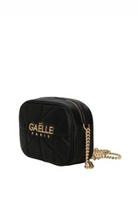 Borsa a tracolla nera in ecopelle trapuntata con hardware dorato. Presenta una tracolla a catena e il logo "GAËLLE PARIS" in rilievo sul davanti.