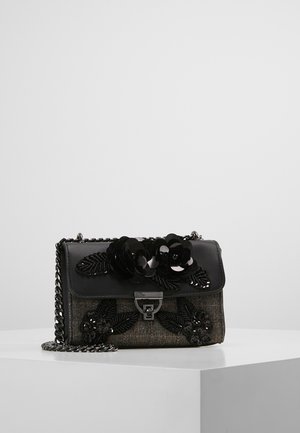 Bolso con correa de cadena negra y base de tela, decorado con flores y hojas de lentejuelas negras, con cierre de broche plateado.