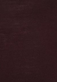 Bordeaux gebreide stof met een fijne geribbelde textuur, met een gladde oppervlakte en een consistente kleur over het geheel.