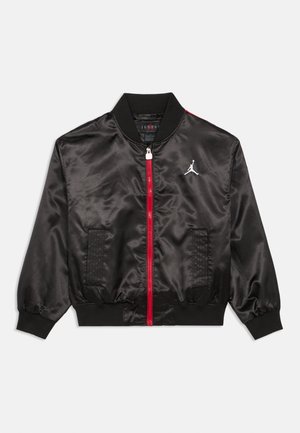 Zwarte satijnen bomberjack met rode rits en accenten, voorzien van een geribbelde kraag, elastische manchetten en een opvallend wit logo op de borst.