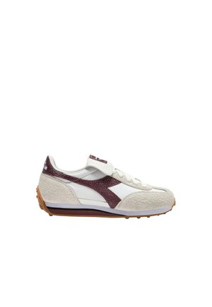 Weißer und beiger Sneaker mit weinroten, strukturierten Streifen, Klettverschluss, Schnürsenkeln und brauner Gummisohle mit Profil auf weißem Hintergrund.