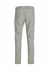 Ljust grå byxor med en texturerad tyg, slim fit, och två bakfickor med runda guldfärgade knappar.