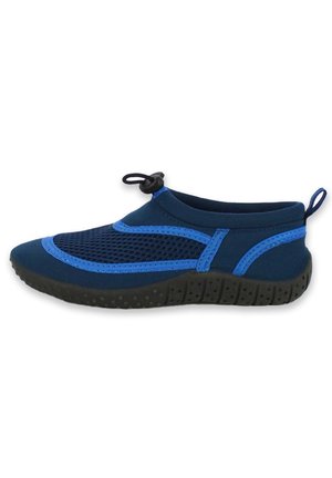 Chaussure d'eau bleu marine avec semelle noire flexible, bordure bleue, dessus en mesh, languette au talon et fermeture à bascule réglable sur le dessus.