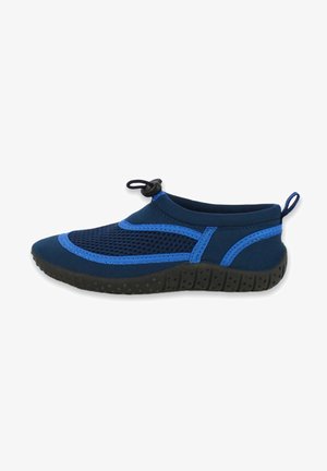 Chaussure d'eau bleu marine avec semelle noire flexible, bordure bleue, dessus en mesh, languette au talon et fermeture à bascule réglable sur le dessus.