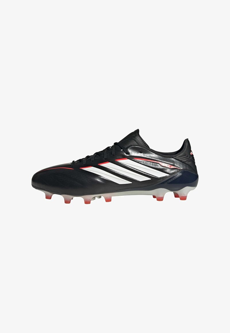 Crampon de football noir avec des rayures blanches, design à lacets, matériau synthétique lisse et crampons avec accents rouges sur une semelle grise.