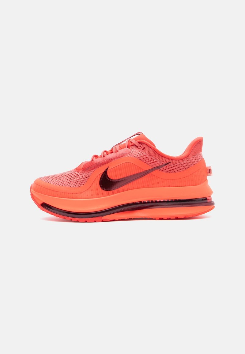 Chaussure de course Nike orange vif avec logo swoosh noir, empeigne en mesh respirant et semelle amortissante vue de côté.