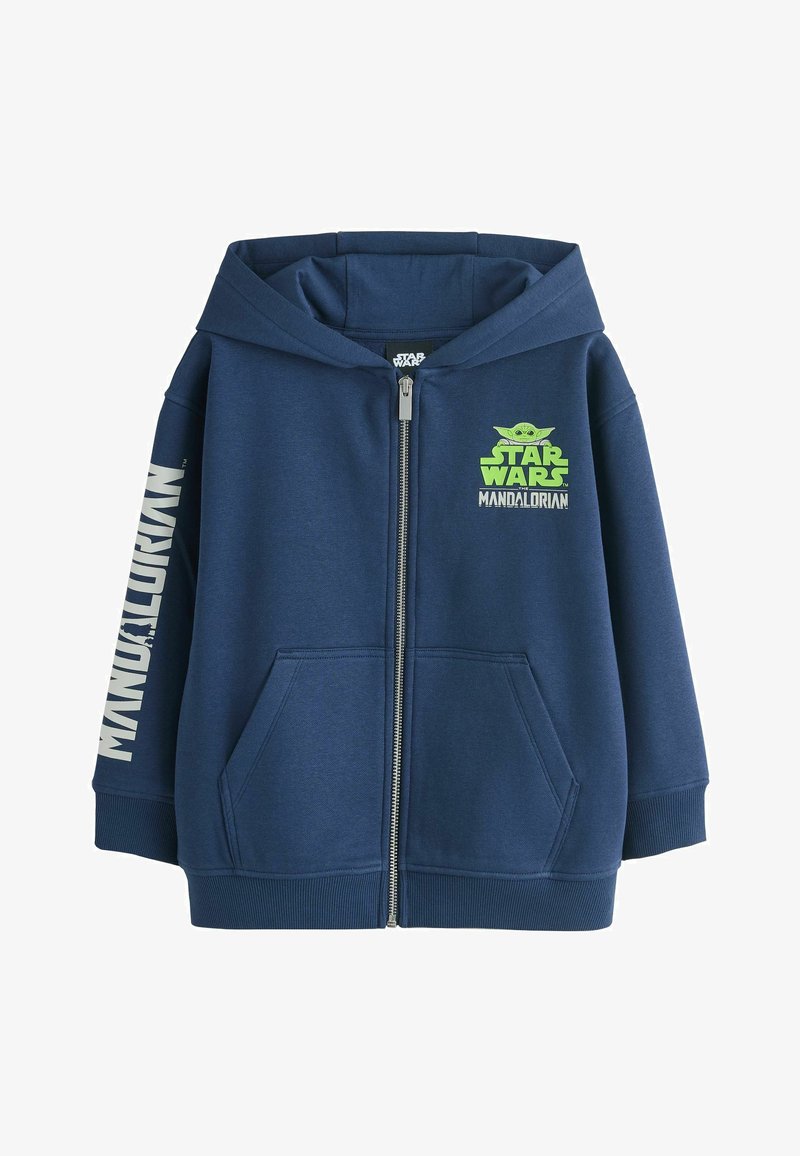 Sweat à capuche zippé bleu marine avec logo Star Wars Mandalorian et graphique de Baby Yoda sur la poitrine, et texte "MANDALORIAN" sur la manche gauche.