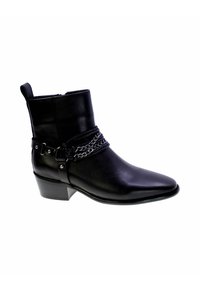 Stivaletto alla caviglia in pelle nera con punta affusolata, gambale corto, tacco basso, dettaglio a catena intorno alla caviglia e fibbie decorative.