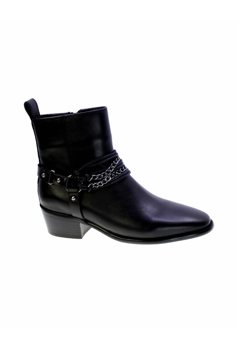 Stivaletto alla caviglia in pelle nera con punta affusolata, gambale corto, tacco basso, dettaglio a catena intorno alla caviglia e fibbie decorative.