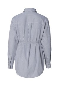 Gestreiftes Button-Down-Hemd in Blau und Weiß. Verfügt über einen Kragen, lange Ärmel, Rückenabnäher und einen Bindegürtel für eine anpassbare Passform. Glatte Stoffstruktur.