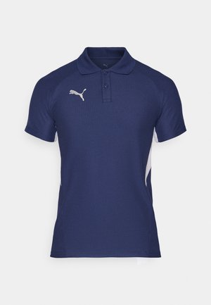 Camisa polo azul marino hecha de tejido transpirable, con un collar clásico, dos botones y acentos en blanco a los lados. Logo plateado en el pecho.