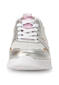 Witte sneaker met zilveren accenten, een mesh ontwerp, ronde neus en metallic roze veters. Voorzien van witte veters en een gestructureerde zool.