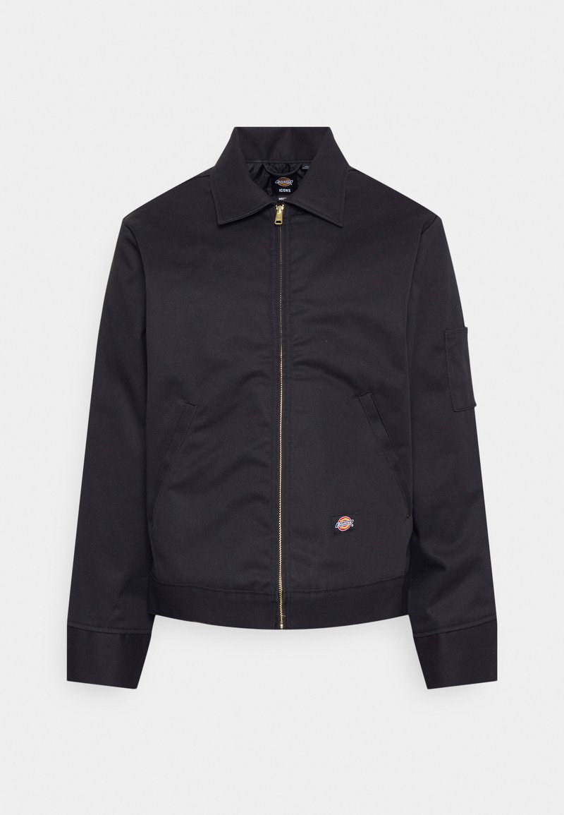 Chaqueta negra con cremallera y cuello, que presenta una cremallera dorada y un pequeño parche con logo en el lado izquierdo del pecho. Hecha de un tejido suave.