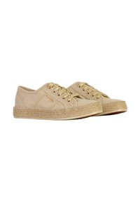 Beiga kanvas sneakers med gyllene snören och texturerat tyg, med en vävd jute-mellansula och gummisulor, designade för avslappnad användning.