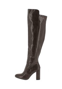 Botas marrones hasta la rodilla con textura de cocodrilo, punta redonda y un tacón grueso, que presentan un diseño elegante y ajustado para una silueta estilizada.