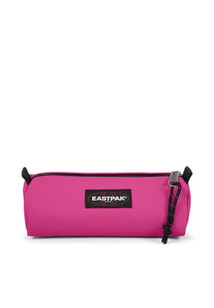 Astuccio per matite Eastpak di colore rosa acceso con cerniera nera e cordino di tiraggio su sfondo bianco.