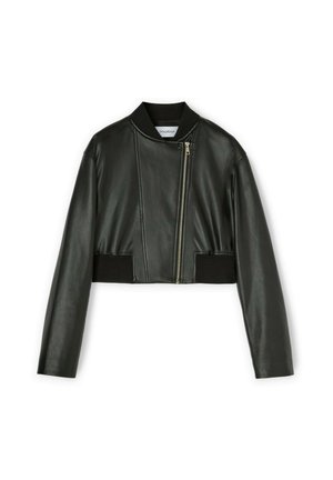 Zwarte leren cropped jack met een staande kraag, asymmetrische rits en ribgebreide accenten op de zoom en manchetten. Gladde textuur.
