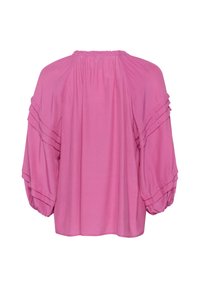 Blusa rosa leggera con scollatura arricciata, maniche a palloncino corte e dettagli a volant sulle maniche. Tessuto morbido, vestibilità ampia.