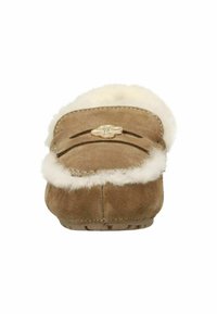 Bruine suède pantoffel met een witte faux pelsvoering, ronde neus, decoratieve bloemenaccent en gestikte details op de bovenkant. Vlakke zool met grip.