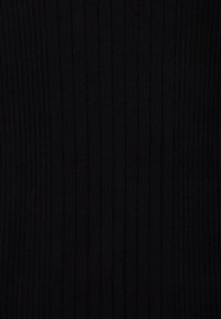 Černá žebrovaná látka s vertikálními pruhy, která zobrazuje texturovaný povrch. Materiál vypadá měkce a je elastický pro přiléhavý vzhled.