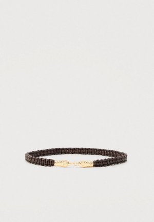 Brățară maro împletită cu închizătoare aurie. Designul prezintă accente metalice texturate și o formă îngustă, simplă.