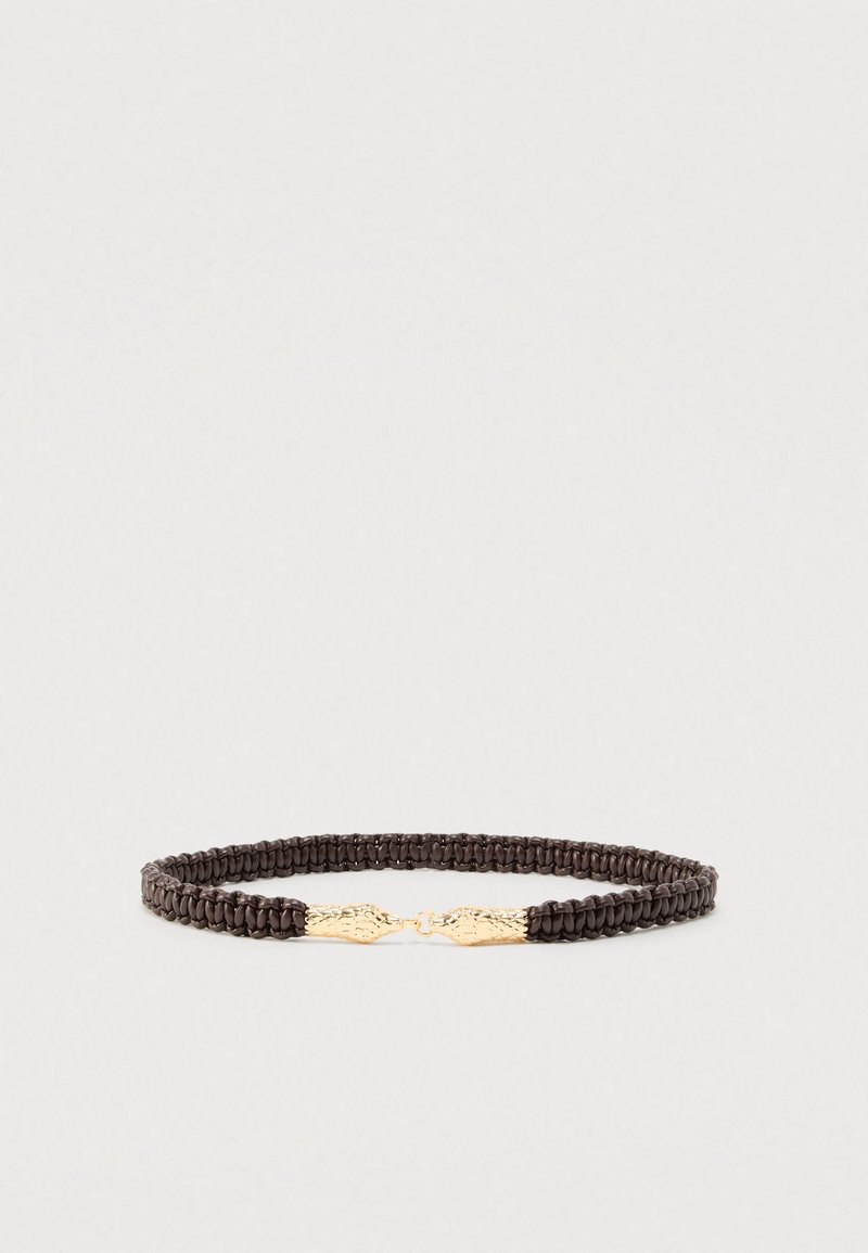 Brunt fletarmbånd med guldfarvet lås. Designet har teksturerede metalliske detaljer og en smal, enkel form.