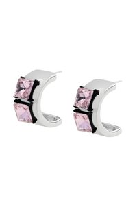 Boucles d'oreilles en métal argenté présentant deux pierres précieuses roses carrées, maintenues par des accents noirs, avec un design courbé et moderne.