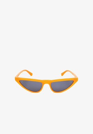 Occhiali da sole arancioni a forma di occhio di gatto con lenti scure, esposti su sfondo bianco.