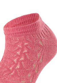 Rosa Knöchelsocke mit einem offenen Blättermuster, ausgestattet mit einem gerippten Bündchen und metallischen Fadenakzenten. Hergestellt aus einem strukturierten Strickmaterial.