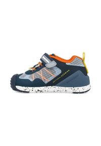 Scarpa sportiva blu scuro con dettagli arancioni, sezioni grigie a fantasia, una cinghia a strappo e una suola bianca a macchie texture.