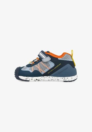 Scarpa sportiva blu scuro con dettagli arancioni, sezioni grigie a fantasia, una cinghia a strappo e una suola bianca a macchie texture.