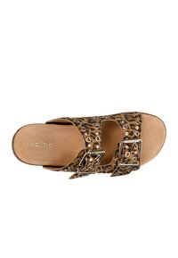 Leopardprint slipper sandaal met twee verstelbare metalen gespen, voorzien van een gevoerd beige voetbed en een gladde gestructureerde loopzool.