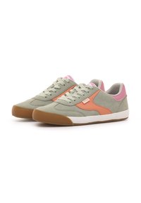 Zapatilla gris y naranja con parte superior de ante, puntera redonda y suela de goma plana con suela exterior de goma natural y detalles en rosa en el talón.