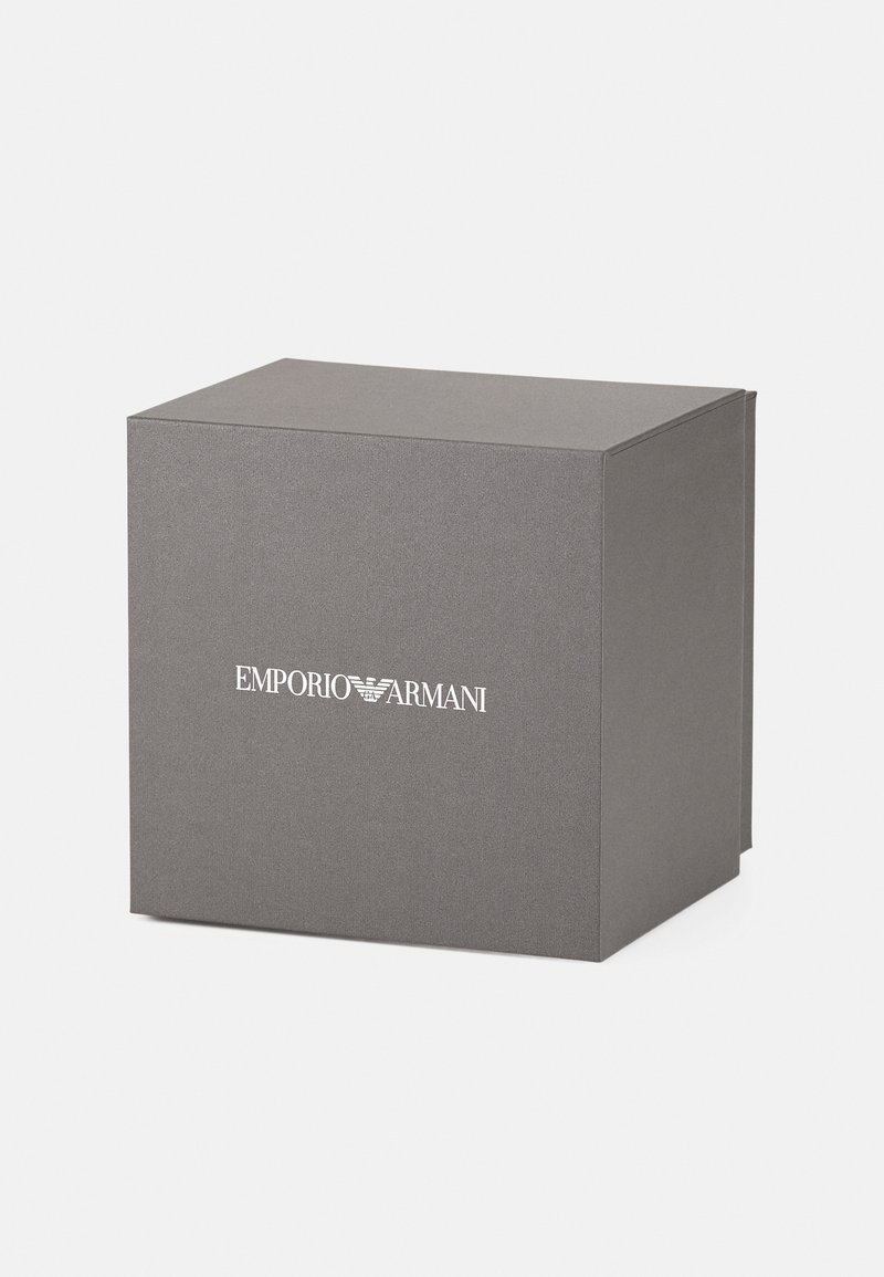 Szary kartonowy pudełko o matowej fakturze, z białym napisem "EMPORIO ARMANI" z przodu, kwadratowy kształt z czystymi krawędziami.