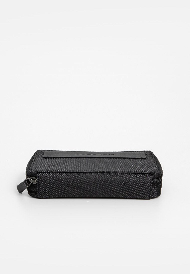 Custodia nera, rettangolare con zip, dalla superficie texturizzata, design piatto e un piccolo anello su un lato. Presenta un'etichetta del marchio ben visibile.