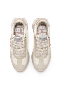 Beige und weiße Sportschuhe aus strukturiertem Leder und Mesh, mit gepolsterter Zunge, Schnürverschluss und mit Logo bedruckten Innensohlen.