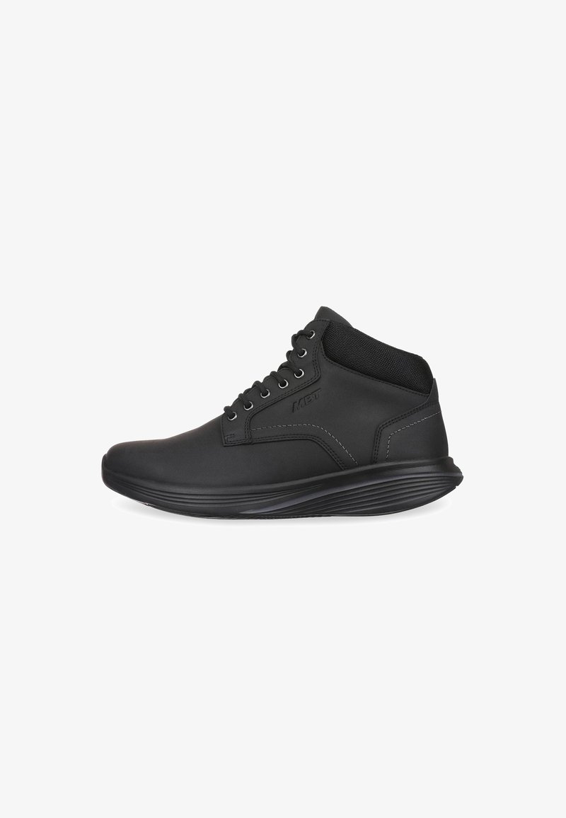 Zwarte high-top schoenen met een glad leren bovenwerk, een gevoerde kraag, een ontwerp met zes veterogen en een flexibele rubberen zool met textuurelementen.
