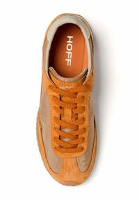 Sneaker beige e arancione con upper in suede e tessuto, punta tonda, chiusura con lacci e soletta imbottita contrassegnata "HOFF". Suola in gomma testurizzata.