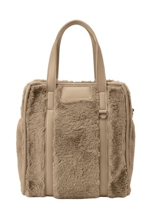 Bolso beige con paneles de piel sintética suave, asas de cuero y una parche rectangular en el frente, diseñado para llevar en la mano o al hombro.